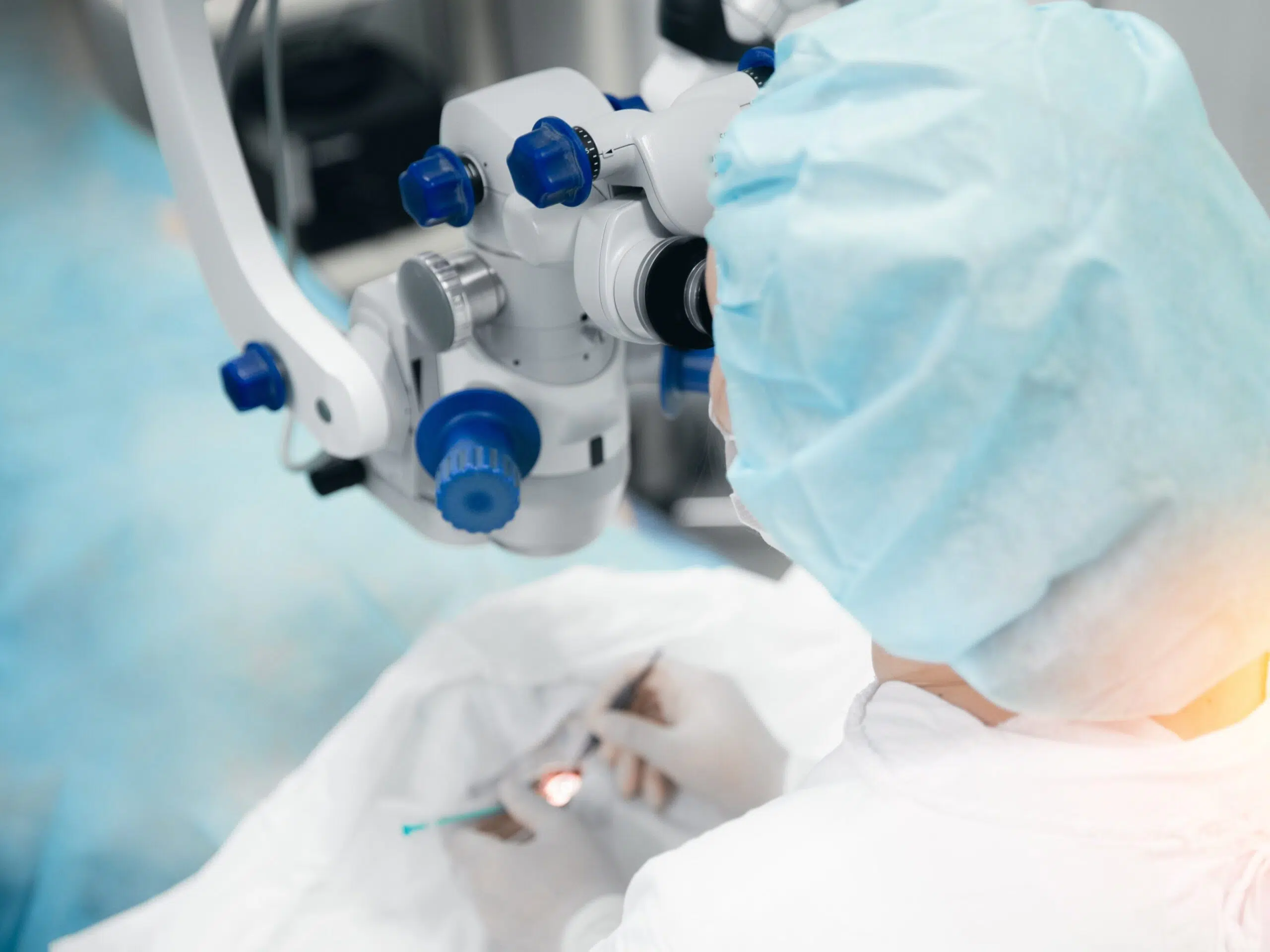 Chirurgien utilisant un microscope opératoire - Chirurgie glaucome | Pôle Ophtalmologie normandie - Barentin